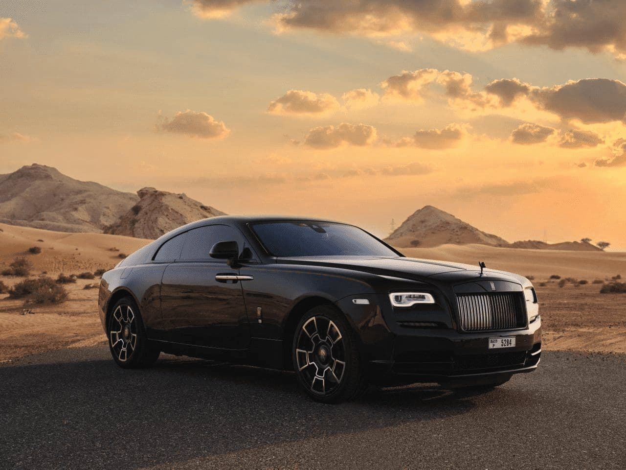 Rolls Royce Wraith Black Badge — Black luxury car rental Dubai — view 1
