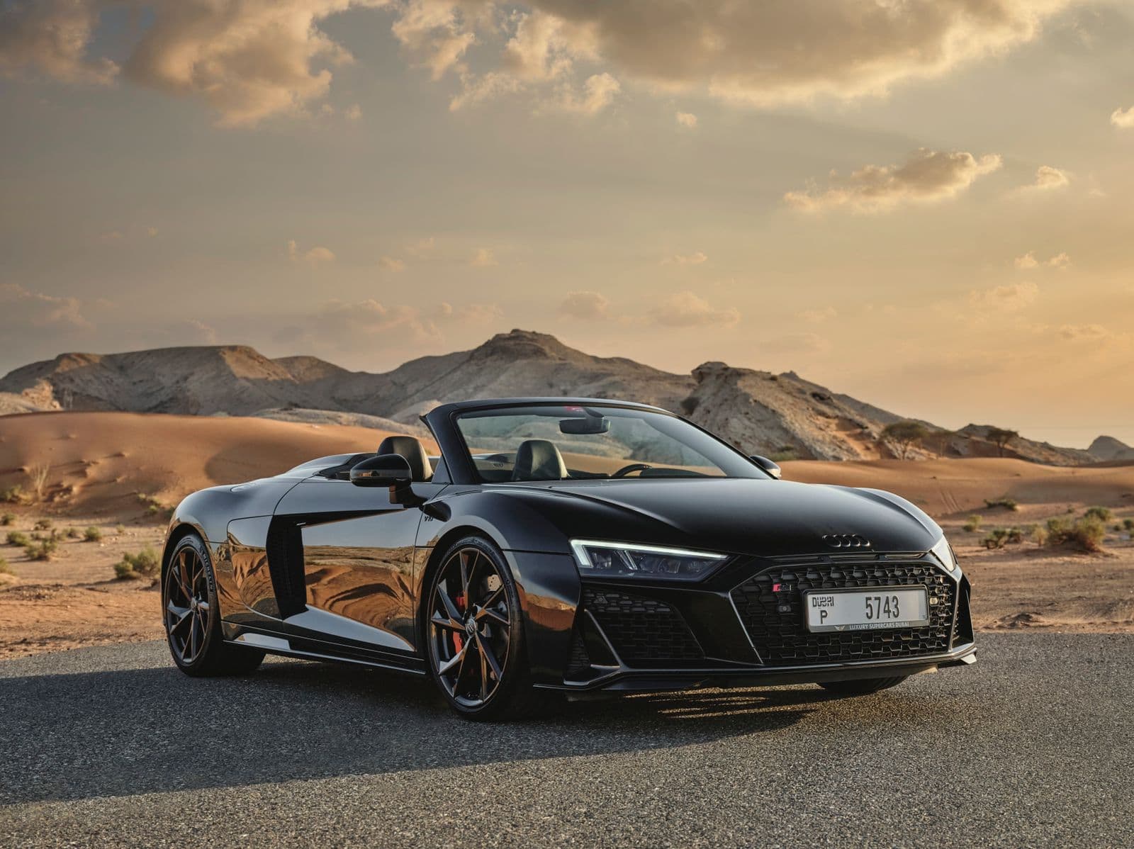 Audi R8 Spyder — Black luxury car rental Dubai — view 1